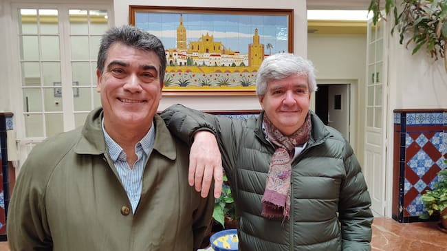 José Faustino de la Banda, a la izquierda, y Raimundo de Hita, en el patio de radio Sevilla