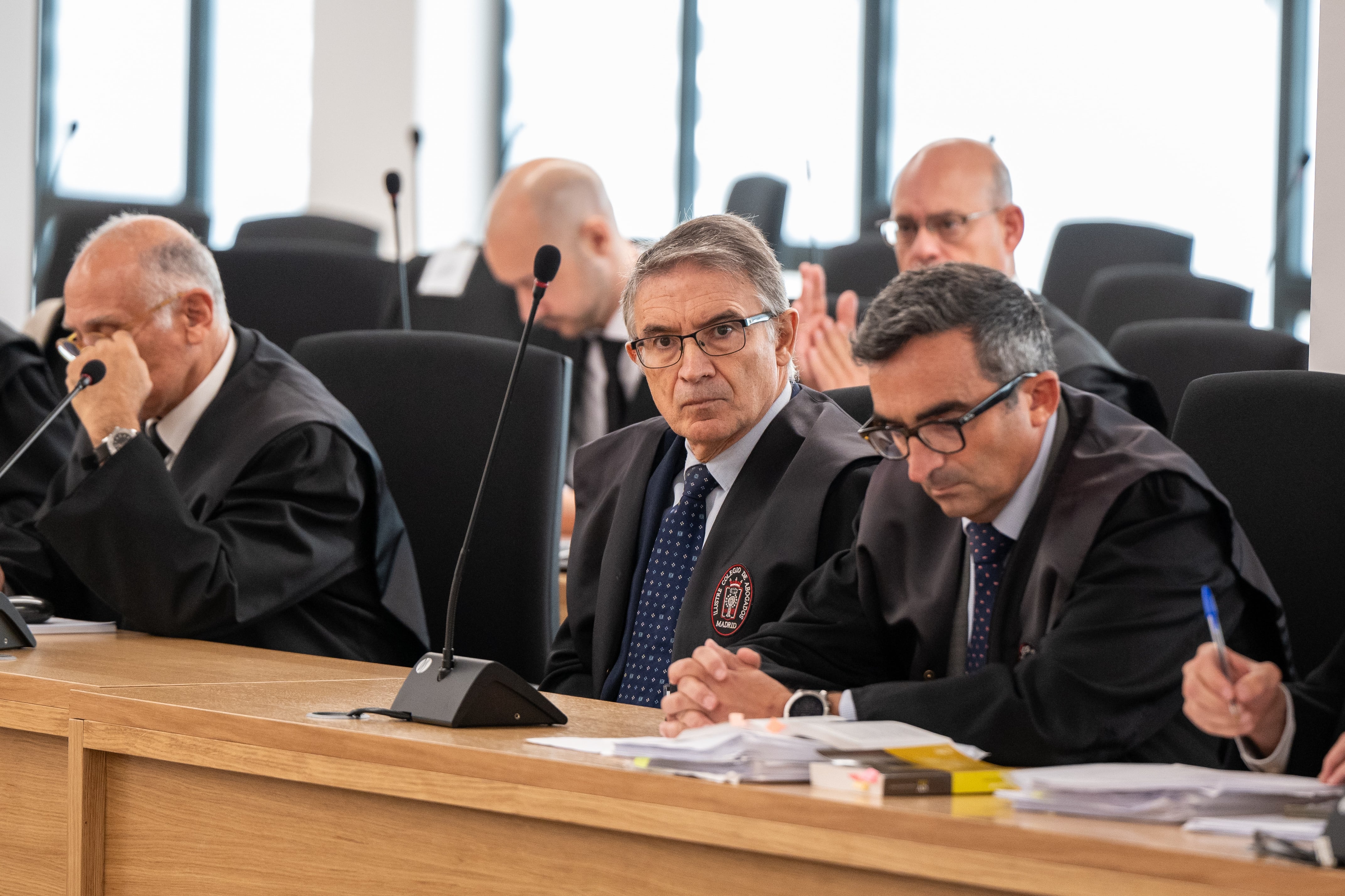 SAN FERNANDO DE HENARES (MADRID), 24/09/2024.- El exconsejero valenciano y ex delegado del Gobierno Serafín Castellano (c) durante el juicio en la Audiencia Nacional contra él y otros 16 acusados de alterar presuntamente la adjudicación de contratos, este martes en San Fernando de Henares, Madrid. EFE/ Fernando Villar
