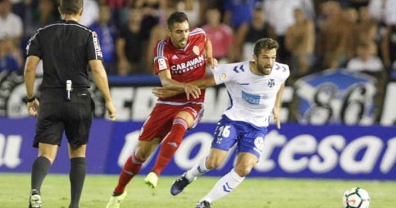 Borja Iglesias pelea una pelota con un jugador del Tenerife