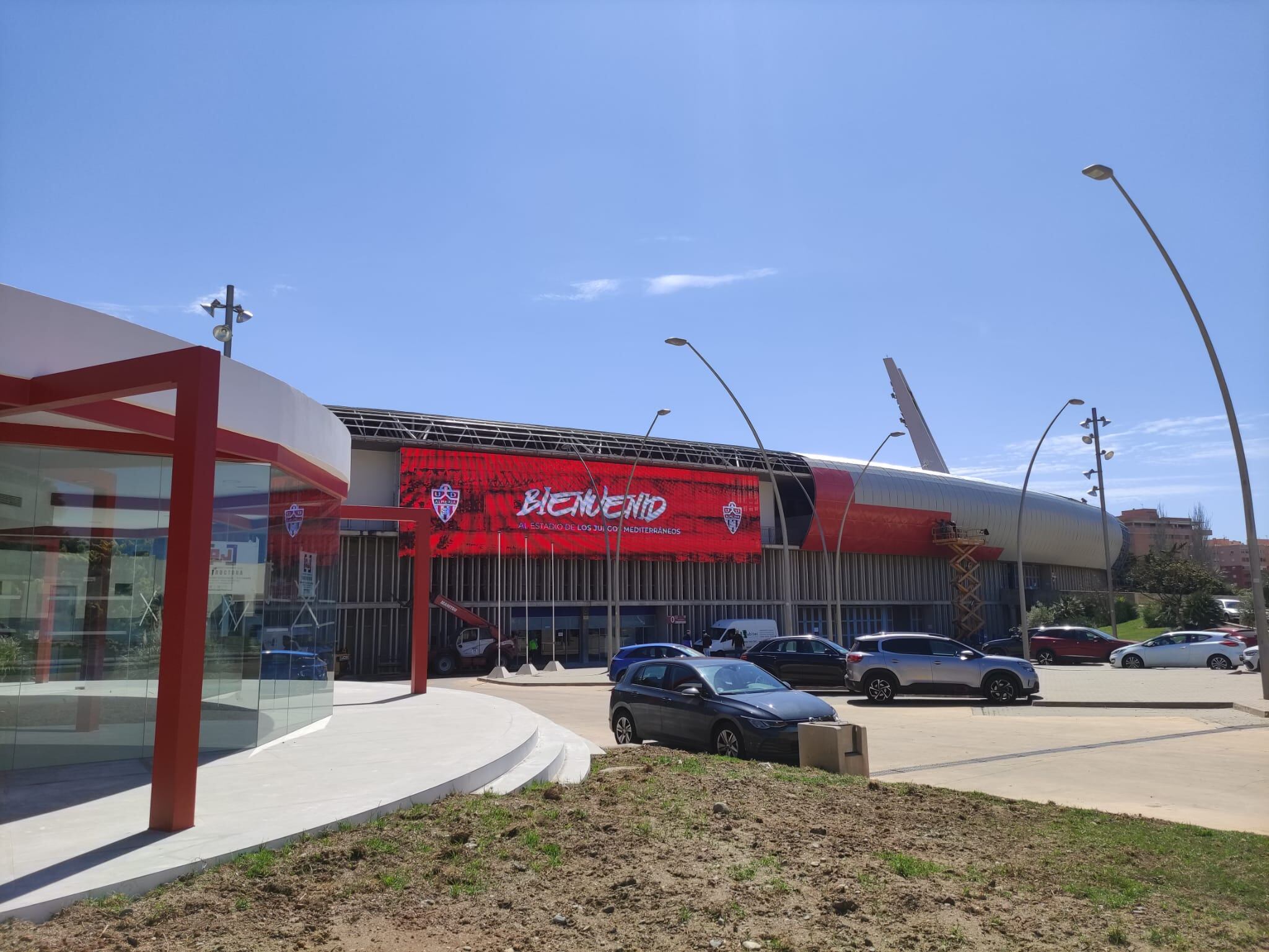 Todos los días hay cosas nuevas en el Estadio de los Juegos Mediterráneos.