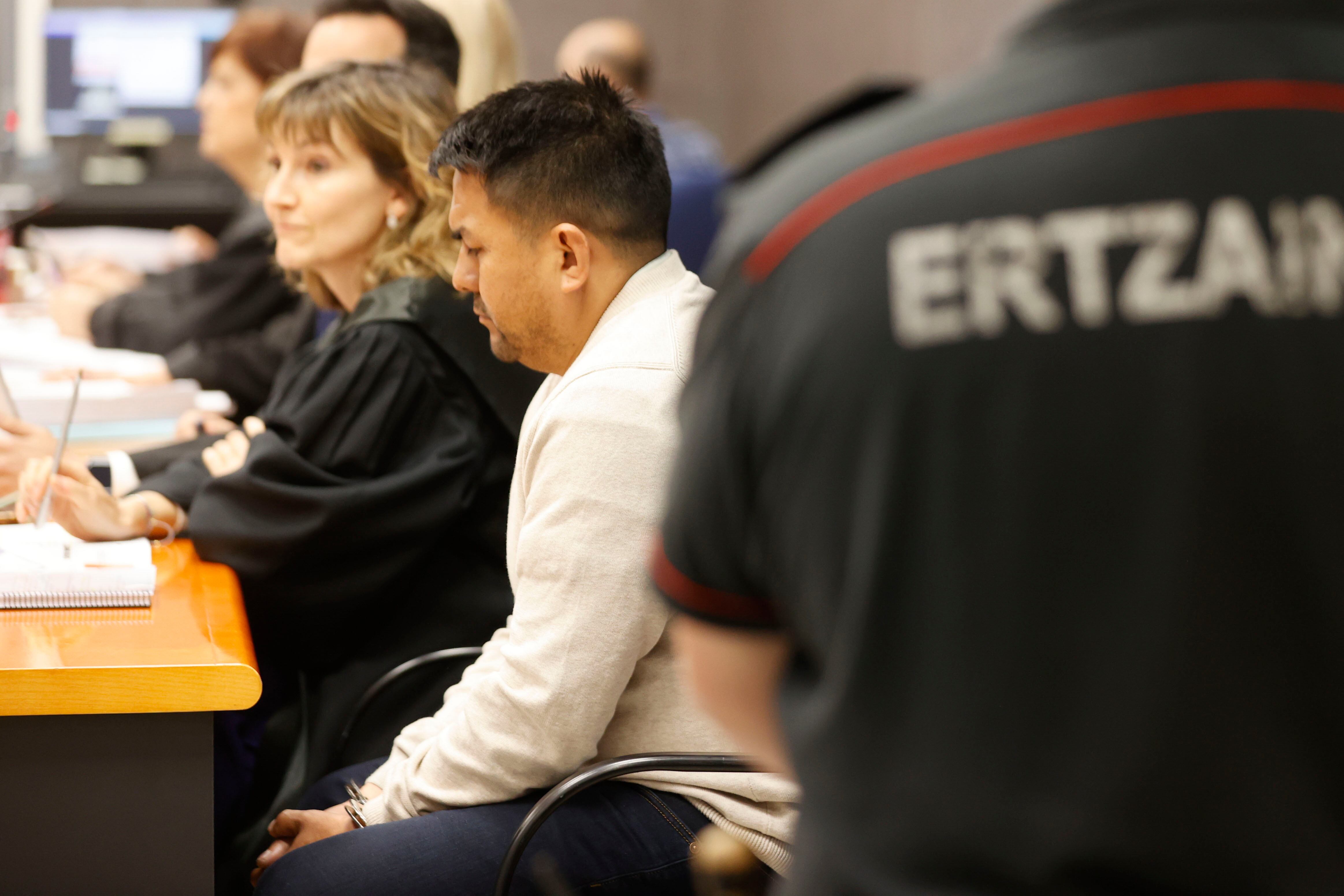 GRAFCAV915. BILBAO, 08/04/2024.-El acusado junto a su defensa, al inicio del juicio por asesinar a su pareja en un bar del barrio de San Francisco de Bilbao en diciembre de 2022 se enfrenta a una petición de pena de hasta 28 años de prisión en el juicio que comienza en la Audiencia de Bizkaia. EFE/Luis Tejido
