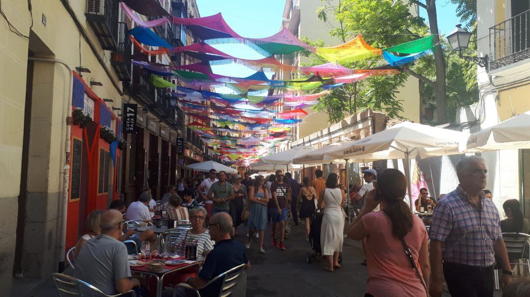 Calle de la Cava Baja durante las Fiestas de la Paloma