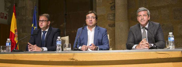 Antonio Rodríguez Osuna, Guillermo Fernández Vara y Alfonso Marín, en la presentación