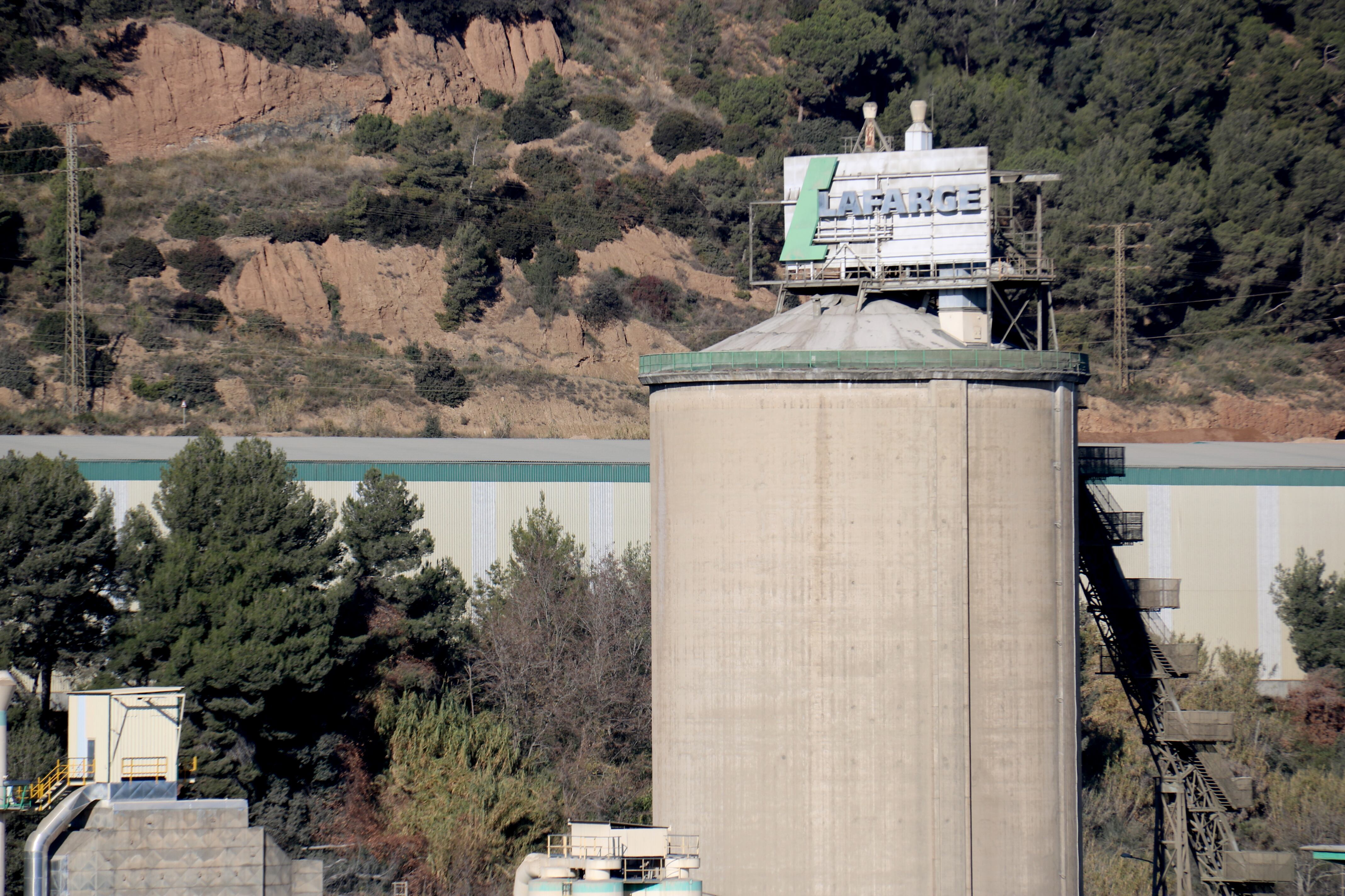 Cartell de la cimentera Lafarge a Montcada i Reixach