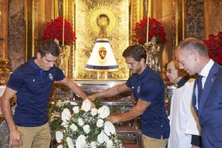 Zapater, Javi Ros y Christian Lapetra, ante la Virgen, vestida con el manto del equipo