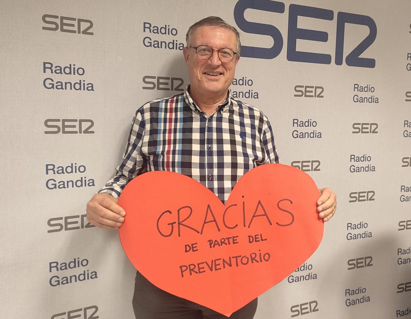 Juan Miguel Lloret, director del Preventorio con un cartel de agradecimiento de parte de los niños y niñas que allí residen.