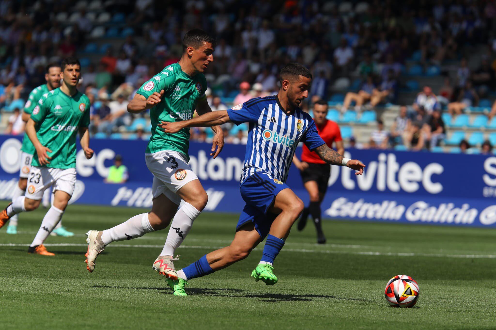 Jaime Paredes persigue a Ernesto Gómez en una acción de la primera mitad / SD Ponferradina