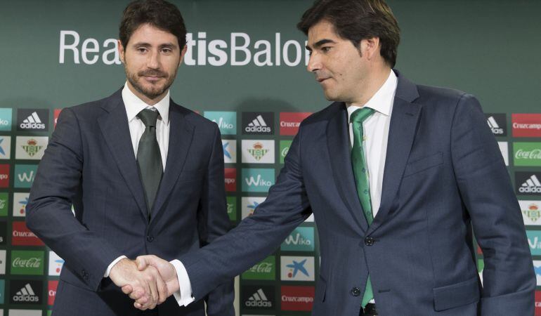 El técnico Víctor Sánchez del Amo (i) y el presidente del Real Betis, Angel Haro, se dan la mano en la sala de prensa del estadio Benito Villamarín de Sevilla durante su presentación como nuevo entrenador del club verdiblanco. EFE-Julio Muñoz