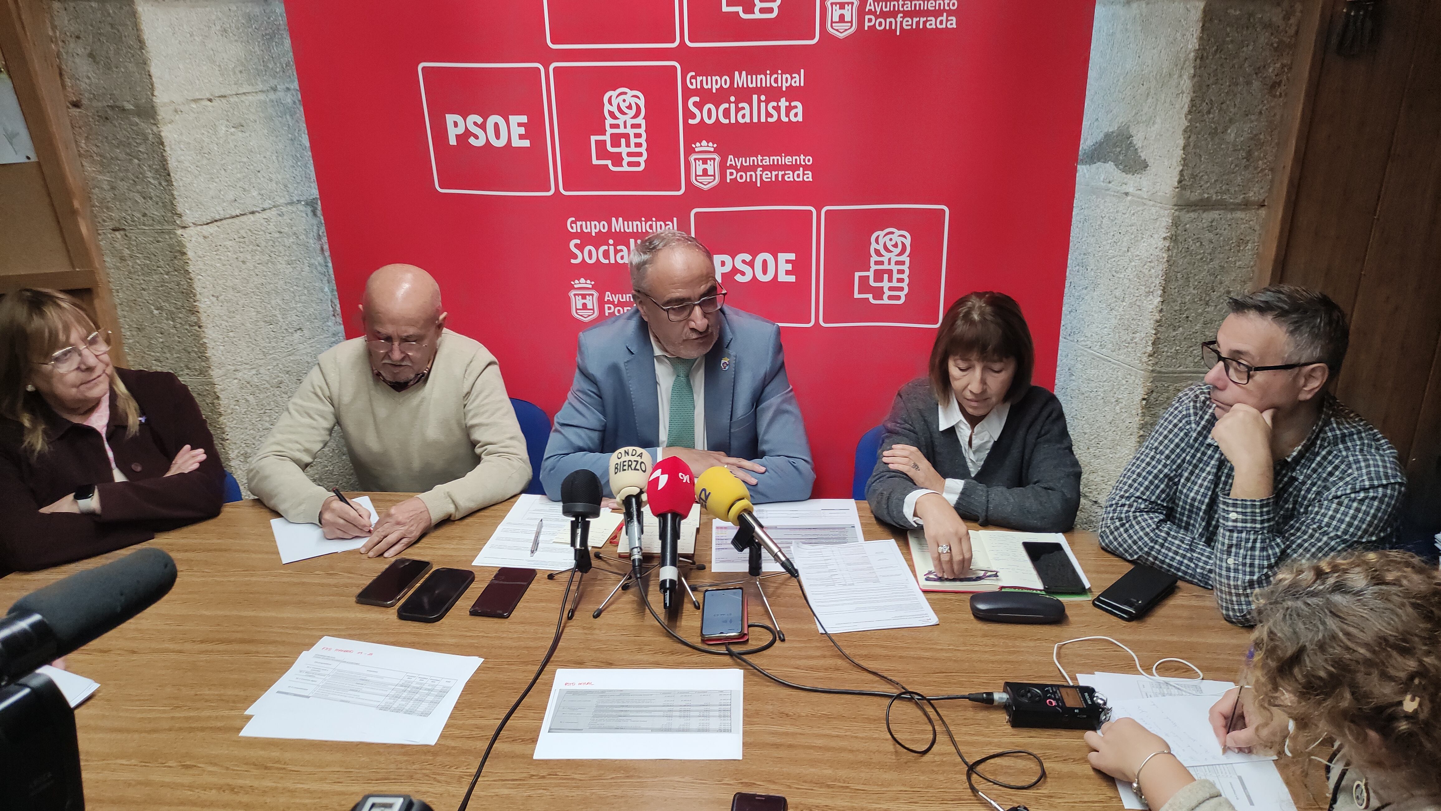 El portavoz del PSOE, Olegario Ramón junto a los concejales (izq a dcha) Carmen Doel, Pedro Fernández, Mabel Fernández y Andrés Gabella