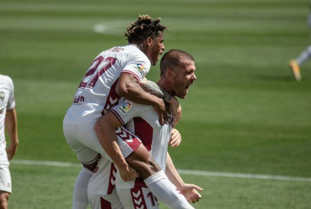 Ortuño celebra el gol que le ha dado la victoria al Albacete