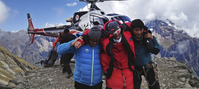 Un turista es rescatado en helicóptero de la montaña Manaslu, de 8.156 metros de altitud, tras la avalancha que ha matado al menos a siete personas en el distrito de Gorkha en Katmandú (Nepal).