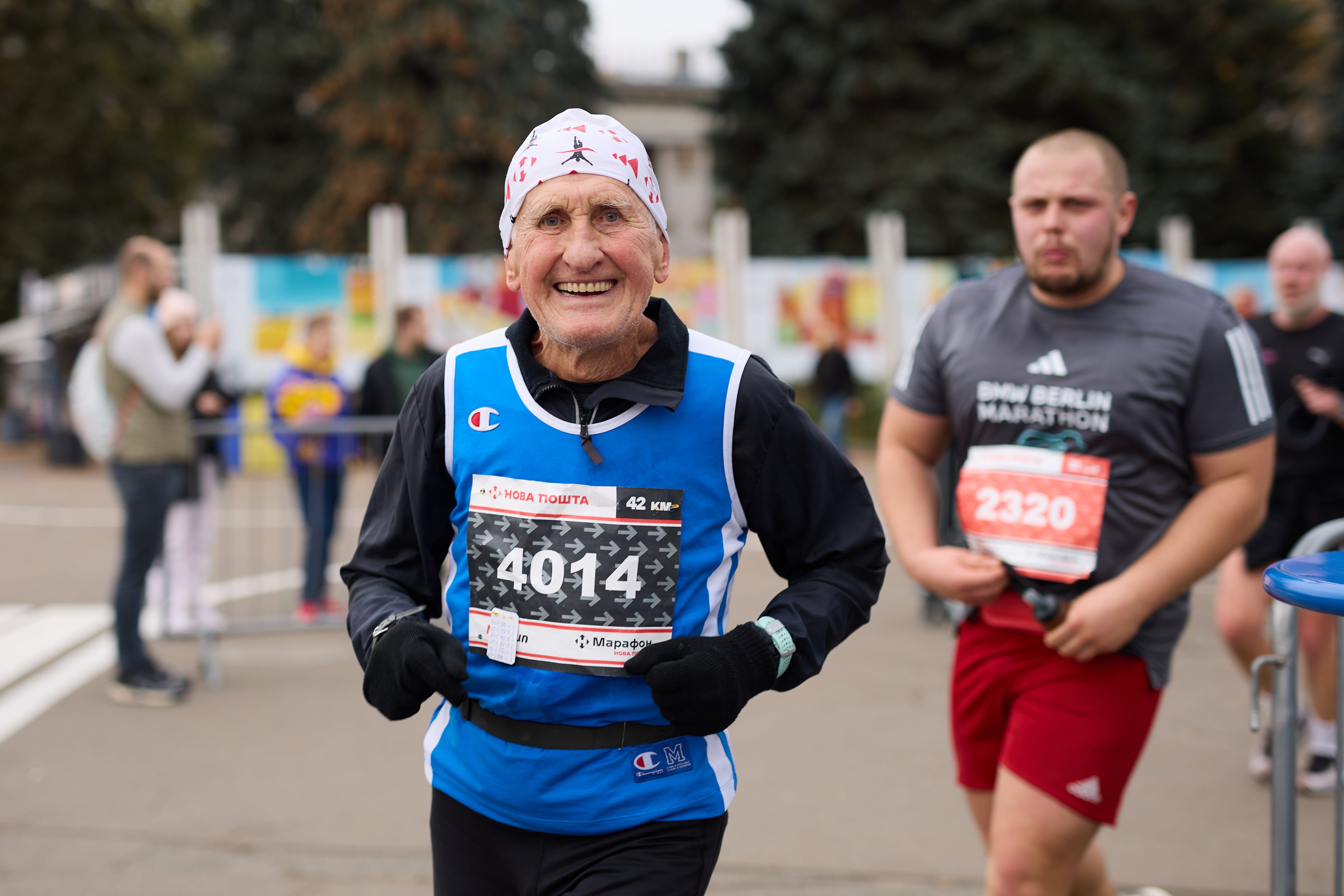 Una persona mayor corriendo.
