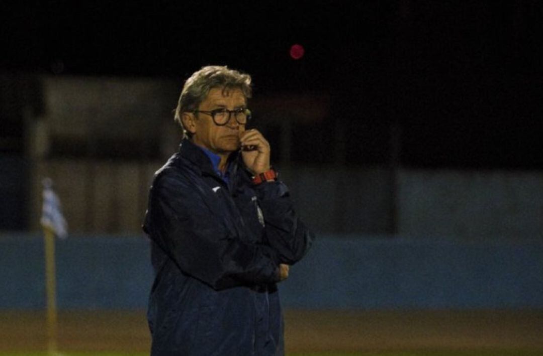 El entrenador de la Arandina, Jordi Fabregat, con gesto pensativo durante un encuentro en El Montecillo.