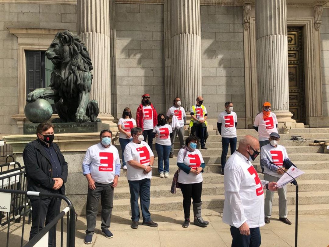 Lectura del manifiesto en las puertas del Congreso