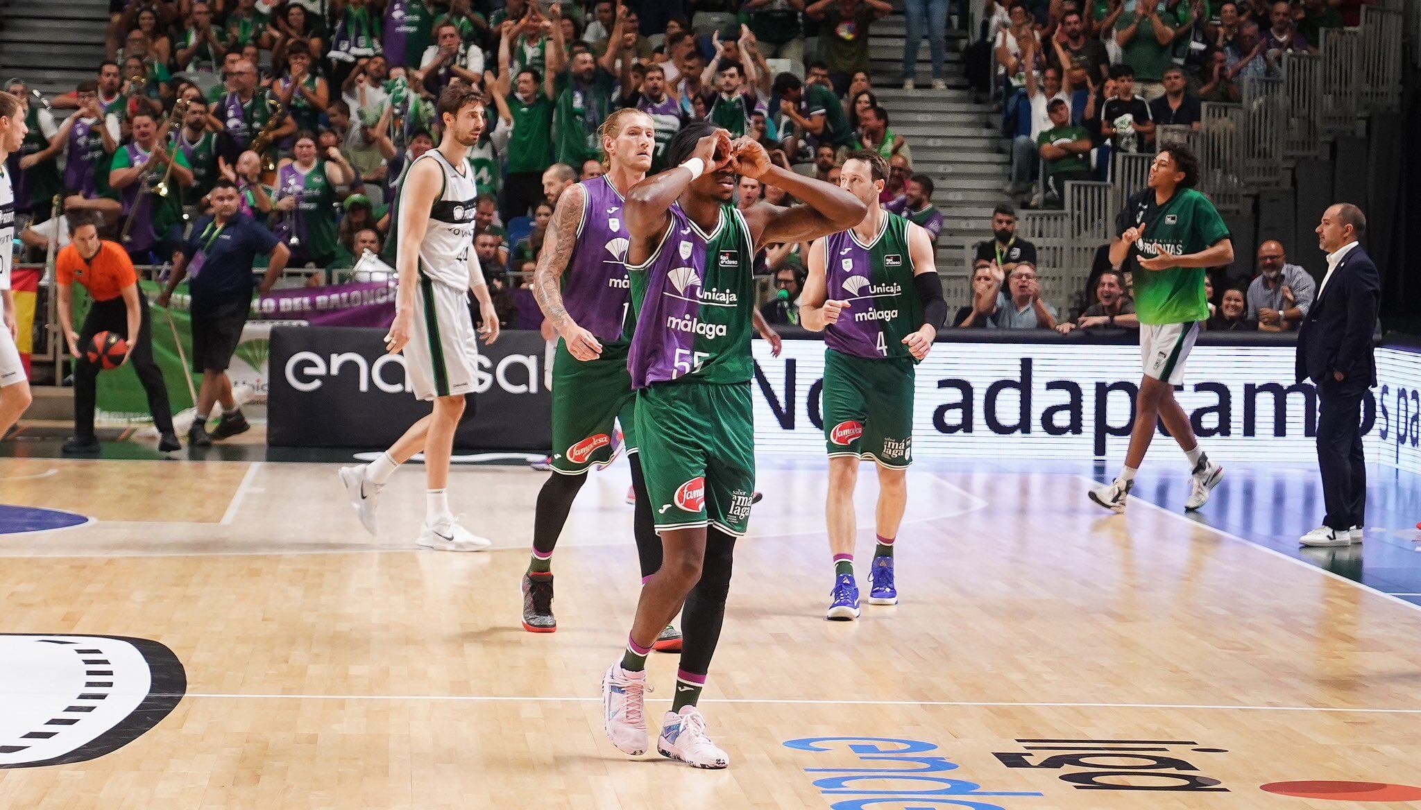 Perry, haciendo el gesto de prismáticos, en un lance del partido ante el Joventut