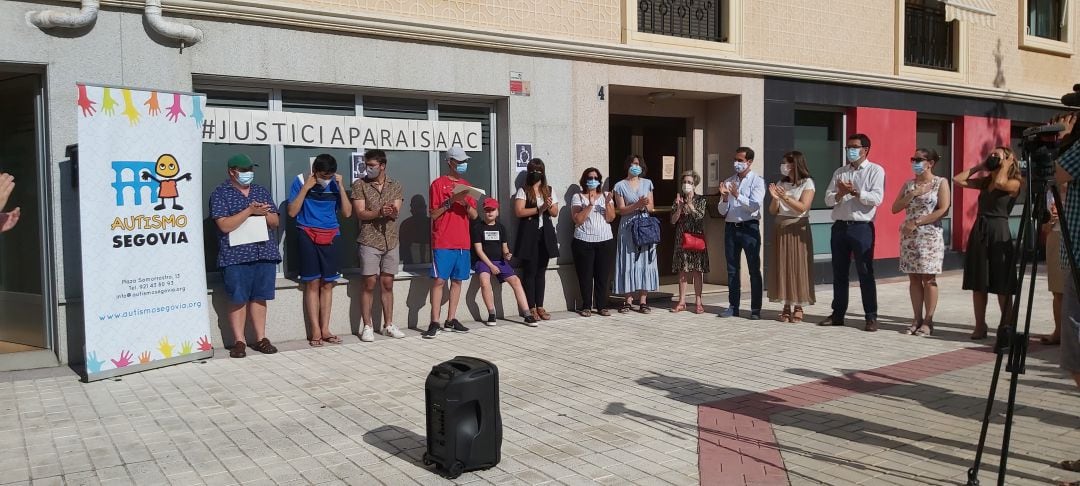 Minuto de silencio #JusticiaParaIsaac en la sede de Autismo Segovia 