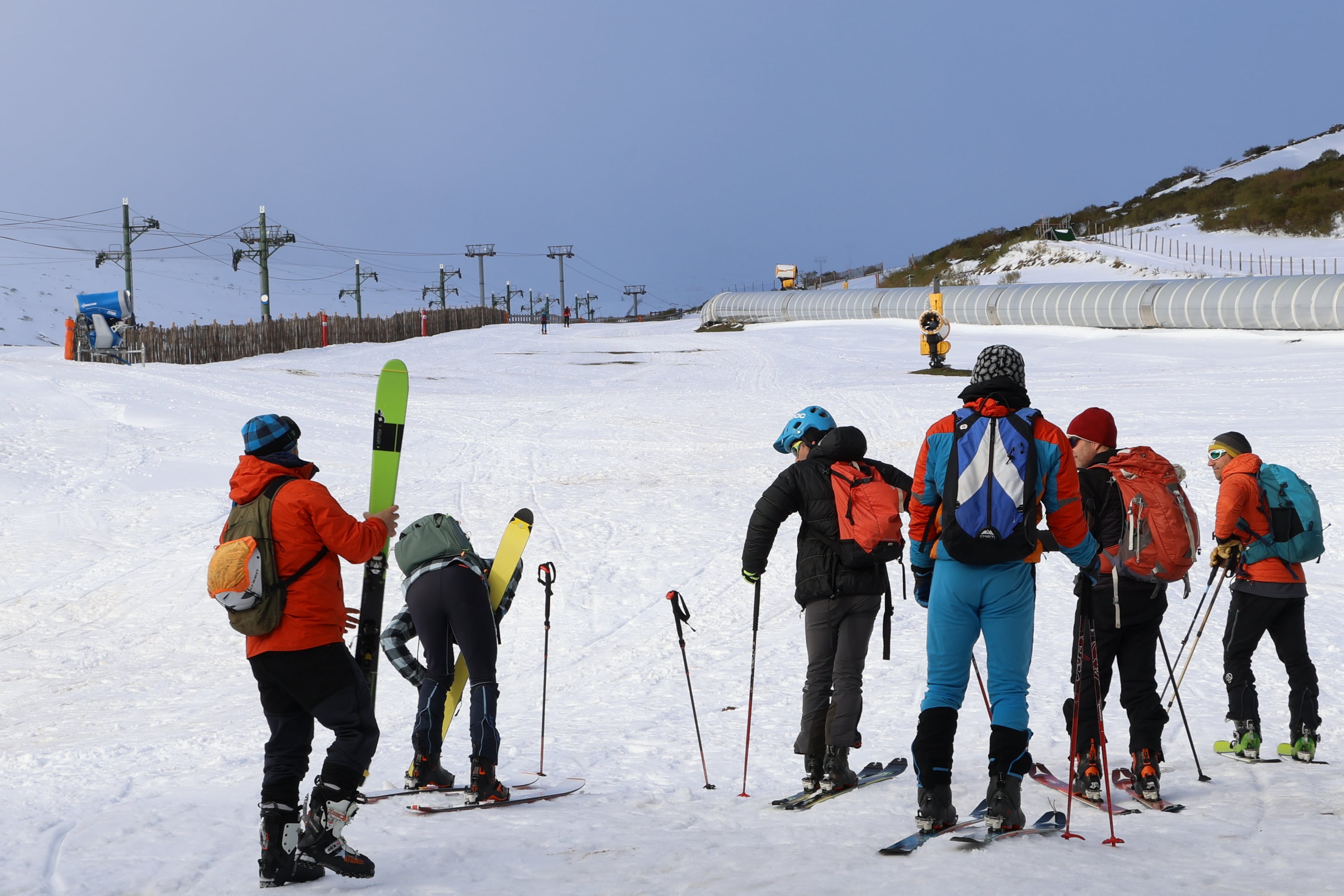 BRAÑAVIEJA, 27/11/2025.-La estación de esquí de Alto Campoo prevé abrir sus instalaciones la próxima semana, siempre que las condiciones de nieve lo permitan, y su responsable, Cristina López, espera que la nueva campaña sea &quot;estable y lo más larga posible&quot; tras dos temporadas marcadas por la irregularidad meteorológica.-EFE/ Celia Agüero Pereda
