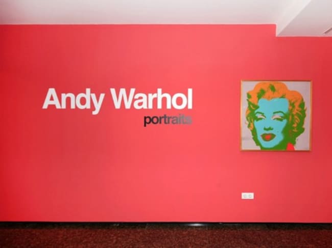 Retrato de Marilyn Monroe a la entrada de la exposición