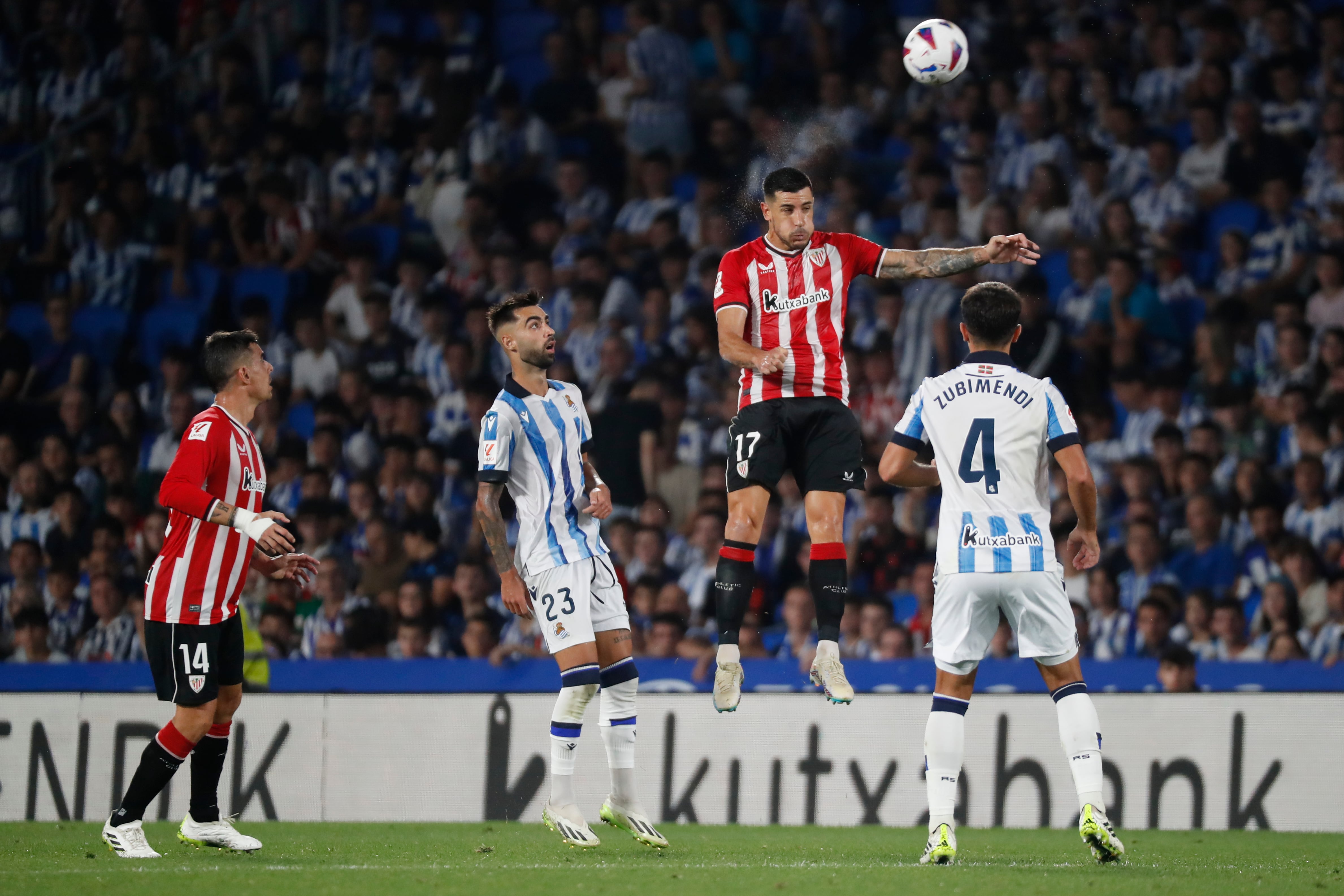 SAN SEBASTIÁN, 30/09/2023.- El defensa del Athletlic Club Yuri Berchiche (2d) despeja de cabeza durante el partido de LaLiga que Real Sociedad y Athletic Club disputan este sábado en el Reale Arena, en San Sebastián. EFE/Juan Herrero
