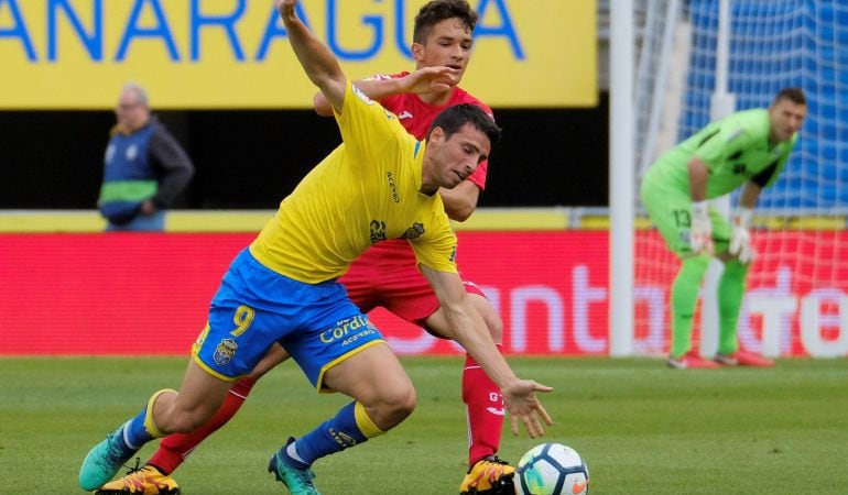 El juvenil del Getafe C.F. David Alba (d) lucha con el delantero argentino de la U.D. Las Palmas, Jonathan Calleri (i) durante el partido correspondiente a la jornada 36 de la LaLiga Santander.