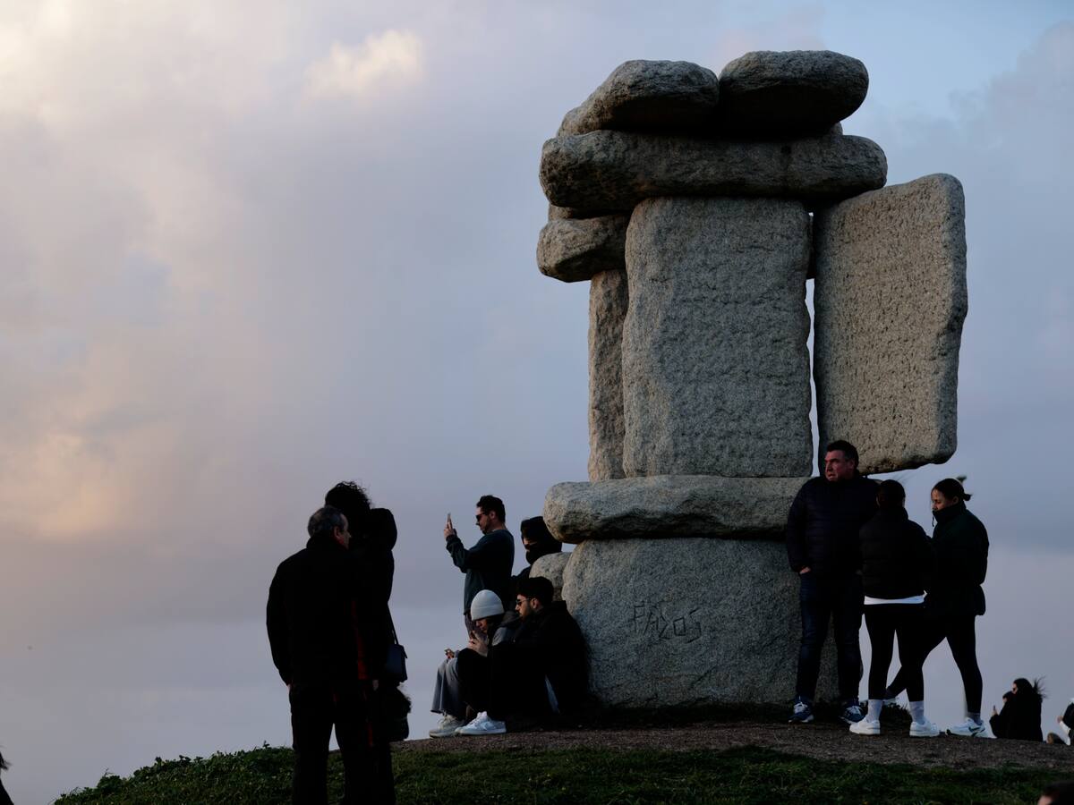 Las nubes privan a A Coruña de ver el eclipse solar que atravesó Norteamérica