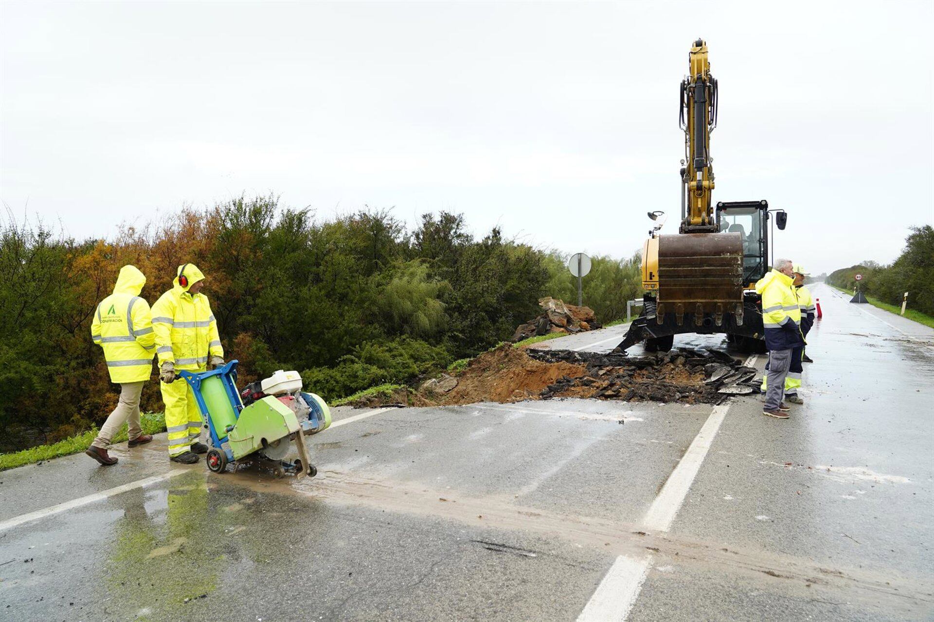 Imagen de las obras de reparación de la carretera de acceso a Rota (A-2075) tras los daños ocasionados por la borrasca Ingrid