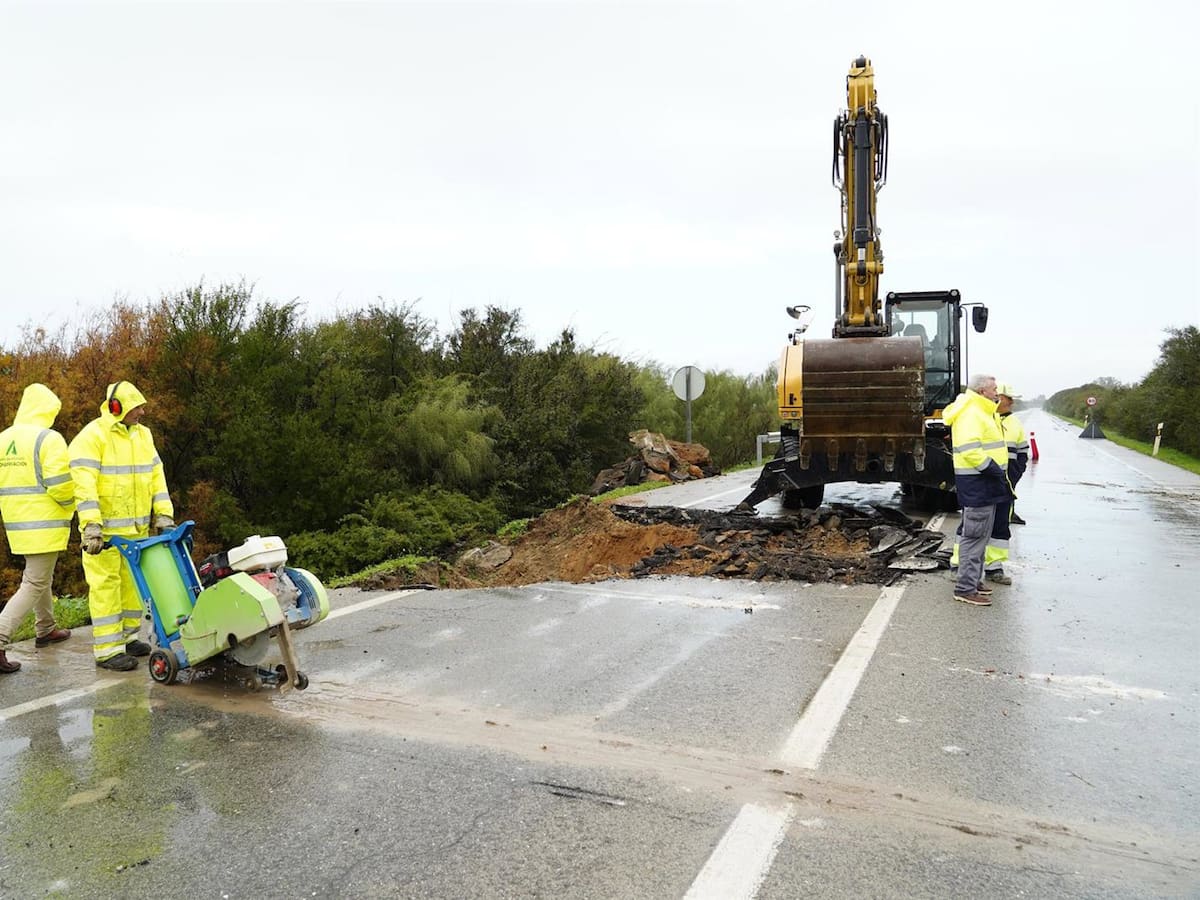 La obra de emergencia en la A-2075 de acceso a Rota se iniciarán cuando remitan las lluvias
