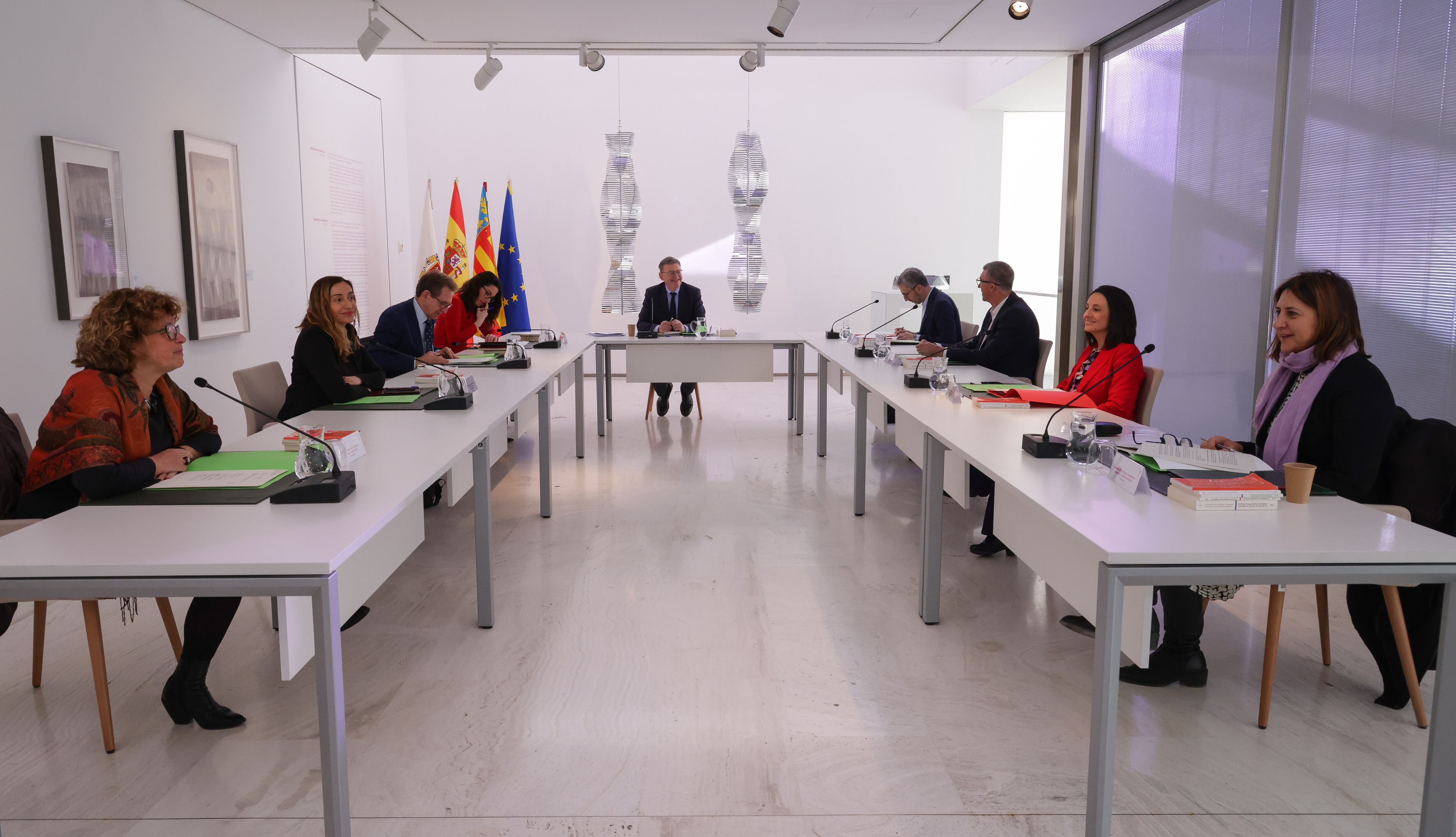 Reunión del pleno del Consell en el MACA de Alicante que alberga la obra de Sempere