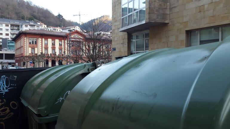 Varios contenedores de basura en las inmediaciones de la plaza de Unzaga de Eibar