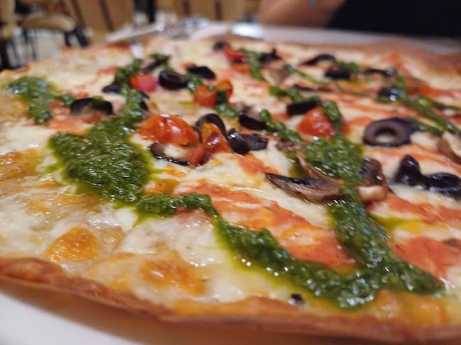 Pizza 'veggie' con base de quinoa (Naked & Sated).