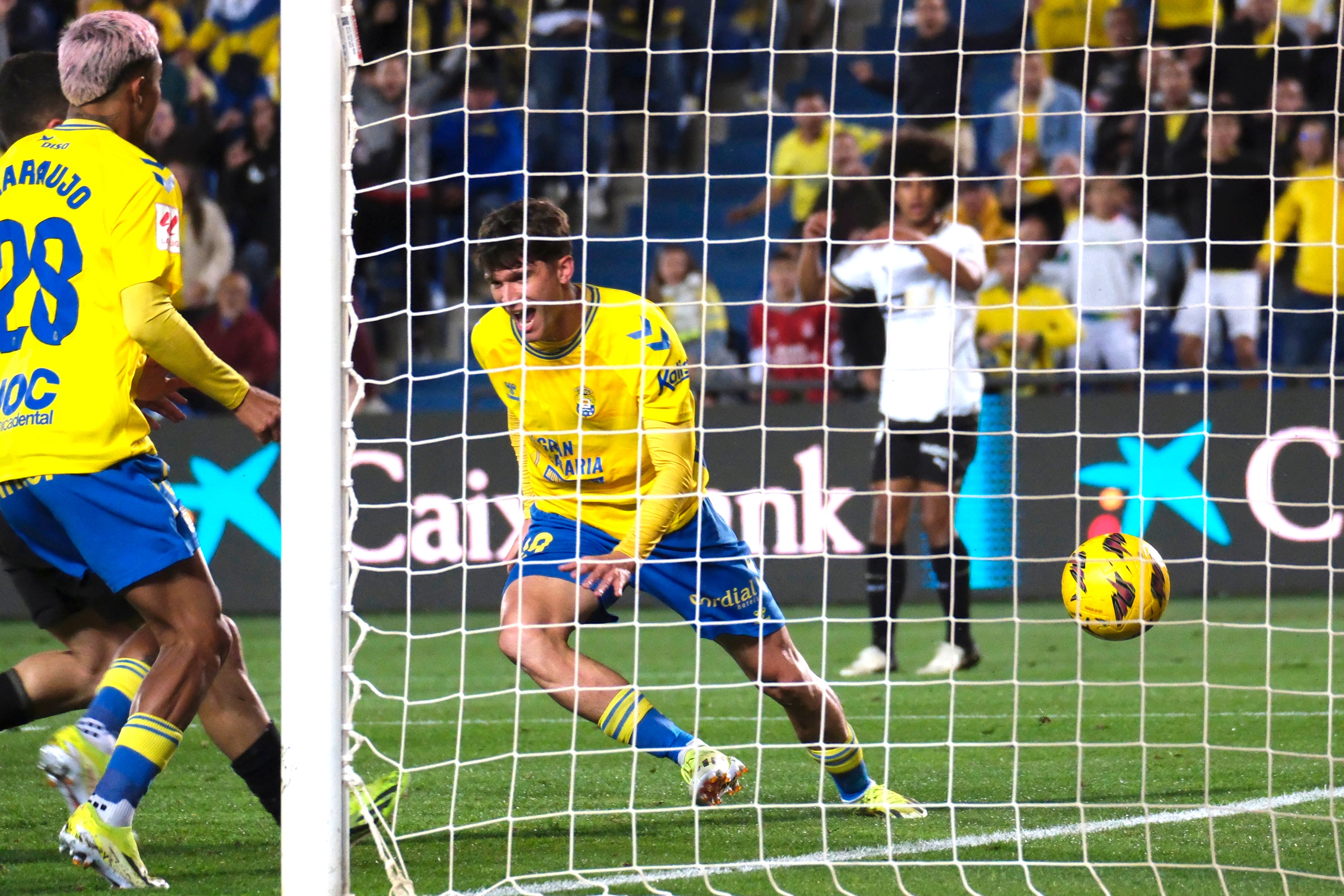 LAS PALMAS DE GRAN CANARIA, 10/02/2024.- El delantero de Las Palmas Marc Cardona celebra su gol, segundo del equipo, durante el partido de LaLiga de fútbol que UD Las Palmas y Valencia CF disputan este sábado en el estadio de Gran Canaria. EFE/Ángel Medina
