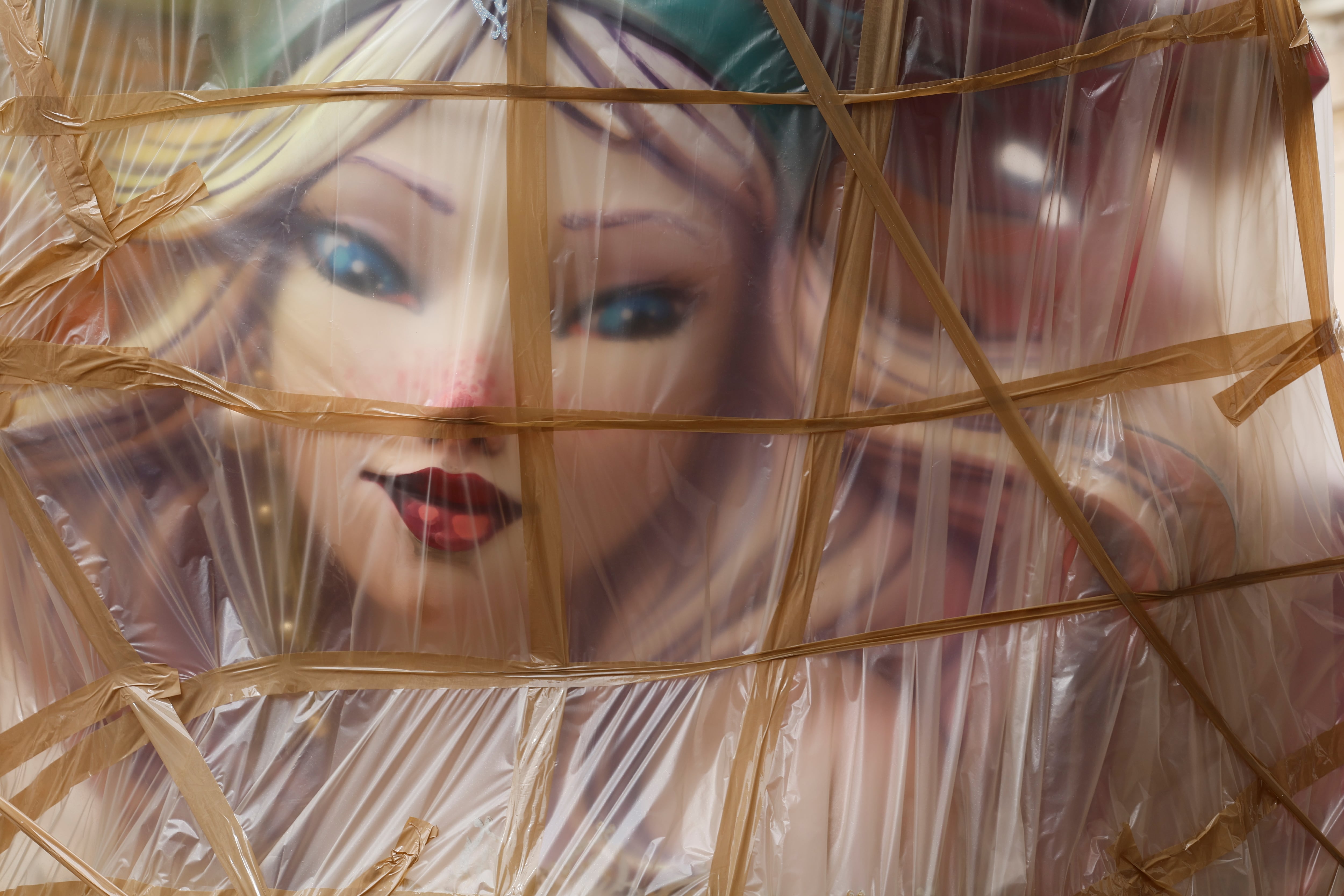 VALENCIA, 07/03/2026.- Detalle del traslado de un ninot de una falla, este sábado en Valencia. Las Fallas de 2026 convertirán de nuevo en cenizas la creatividad, la ironía y la crítica fallera que rebosan los casi 800 monumentos falleros grandes e infantiles de València, que este año han invertido más de 9'8 millones y que ineludiblemente sucumbirán al fuego purificador que llega el 19 de marzo como preludio de la primavera y tras un duro invierno. EFE/Ana Escobar