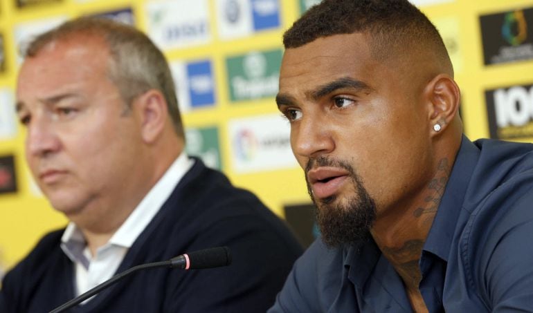 El jugador internacional ghanés Kevin-Prince Boateng (d), junto al presidente de la UD Las Palmas, Miguel Angel Ramírez (i).