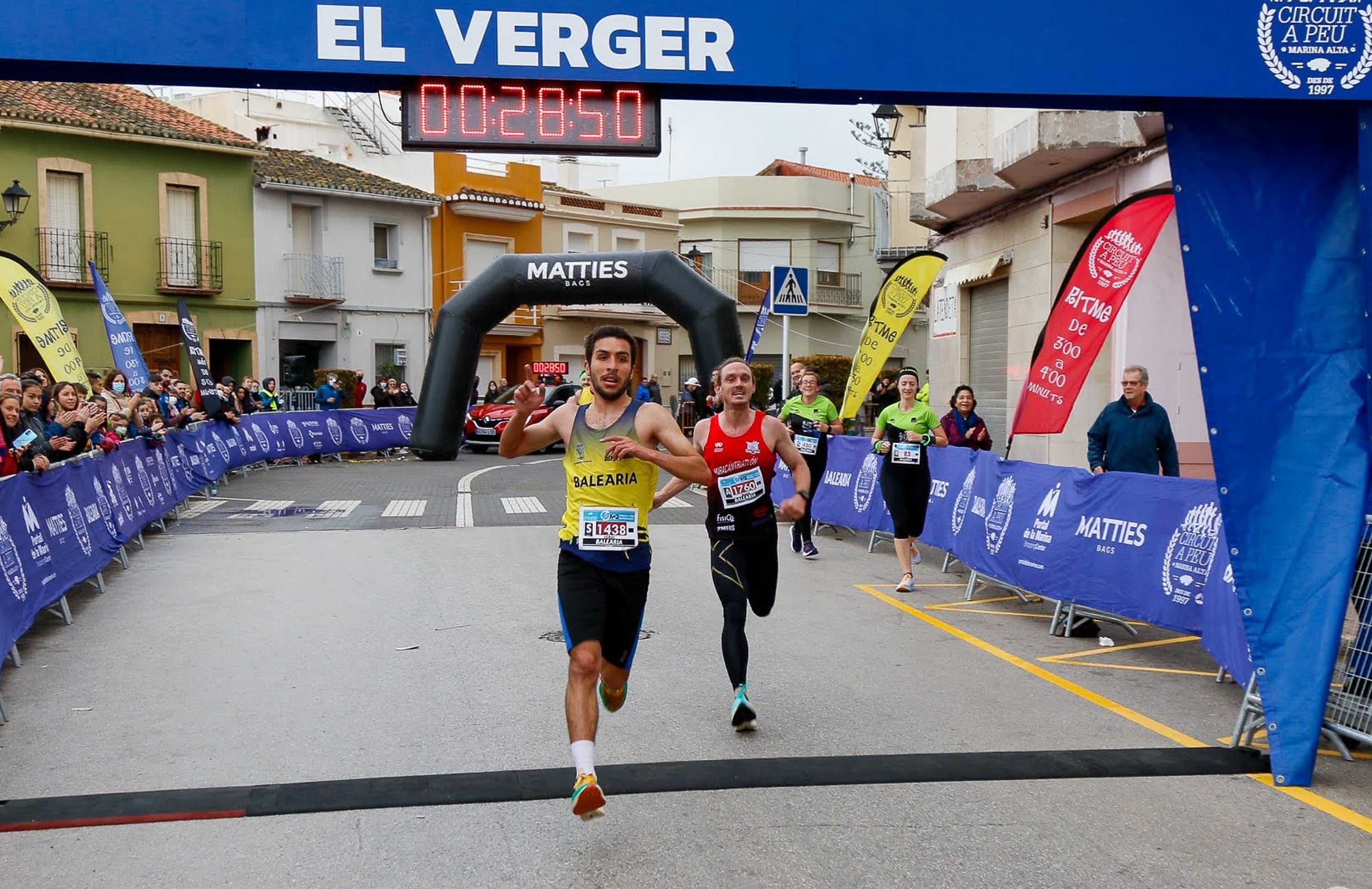 Jordi Ripoll entrando en meta en El Verger, por delante de Mark Tanner.