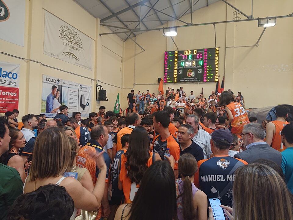 Jugadores y afición celebran el triunfo