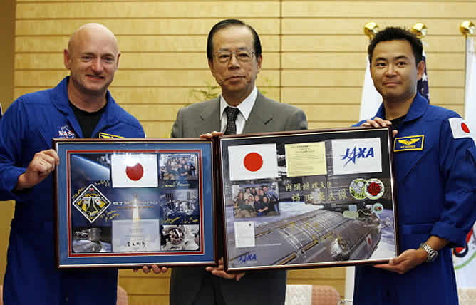 El primer ministro japonés, Yasuo Fukuda, posa junto a dos astronautas del Discovery