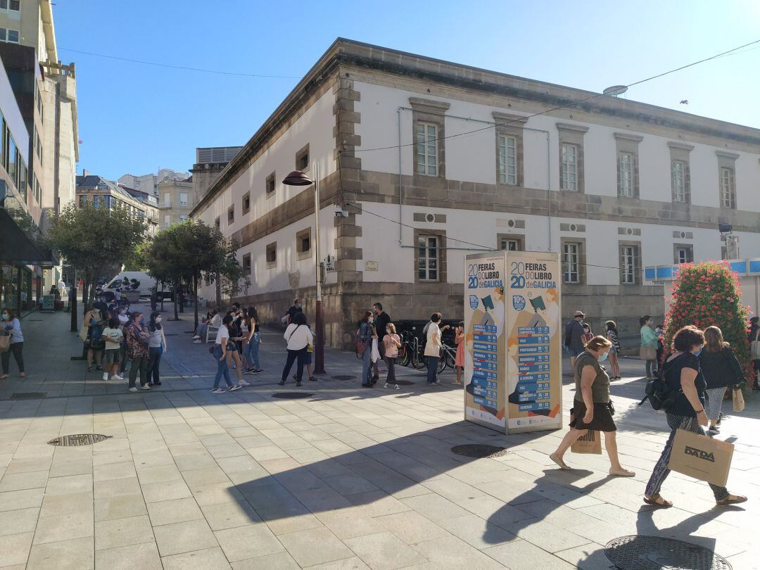 Gente haciendo cola para la firma de Ledicia Costas en la Feira do Libro 2020