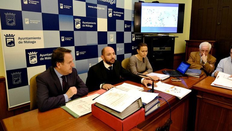 El exconcejal Raúl López (en el centro) en una de sus últimas ruedas de prensa como edil de Movilidad