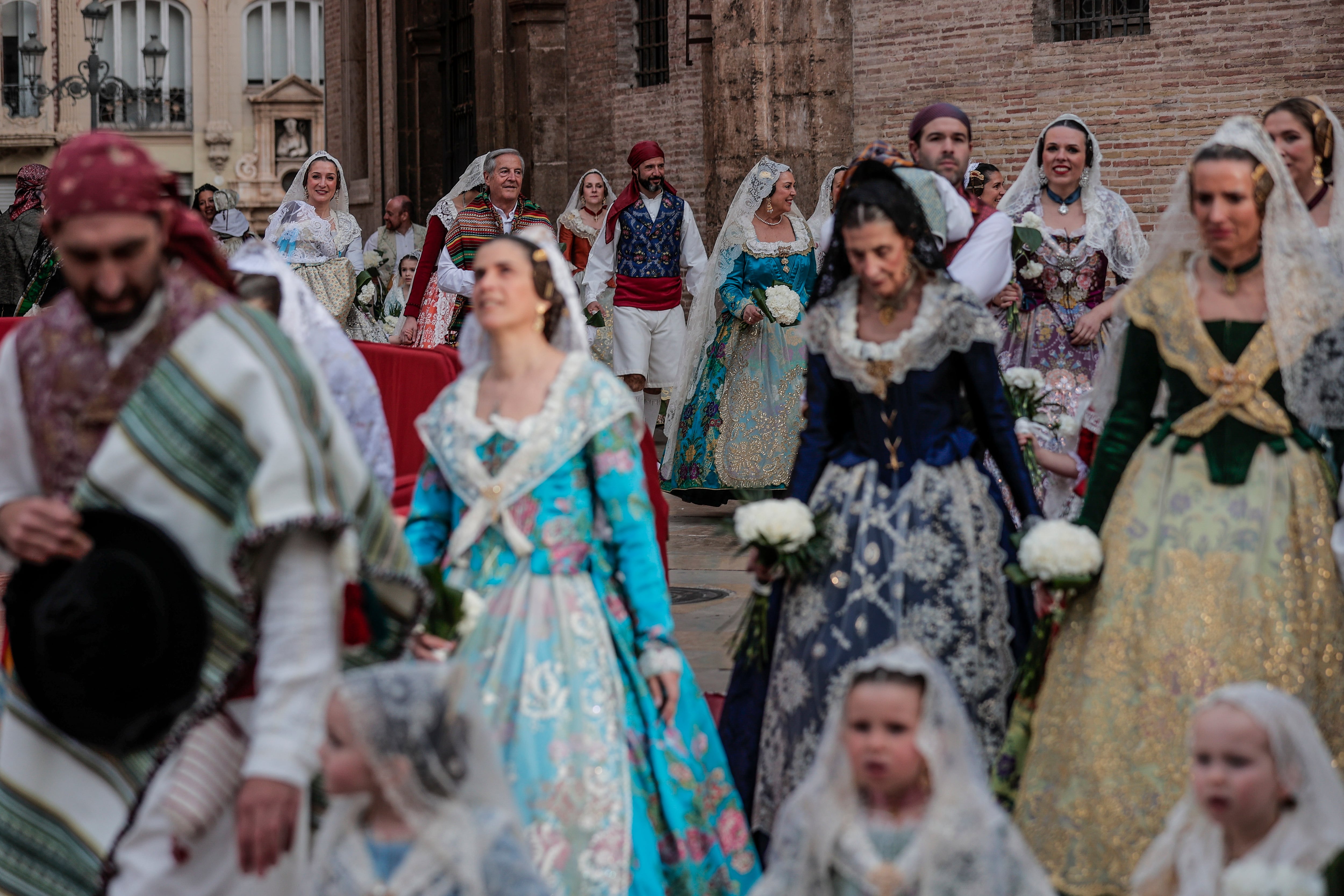 17/03/2024.- Un gran número de falleras participan en la Ofrenda floral a la Virgen de los Desamparados, el acto más devoto y multitudinario de las Fallas de València, que celebra la primera de sus dos maratonianas jornadas de destile ante la patrona del mundo fallero, que este año acogerá un río continuo de más de cien mil falleras y falleros para tejer el manto gigante de la &quot;Geperudeta&quot;.