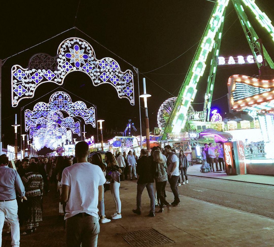 Calle principal del ferial durante una noche.