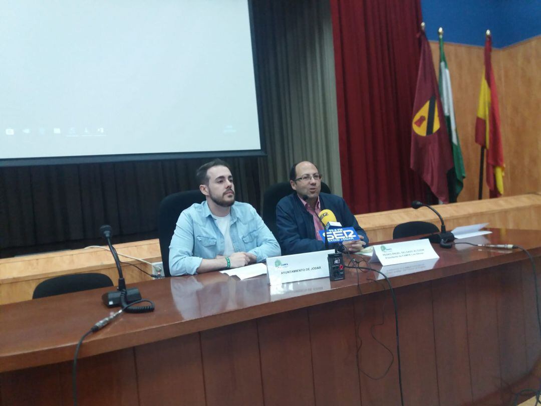 Intervención del presidente de FAMPA, Pedro Delgado, en la inauguración de la jornada, en presencia del primner teniente de alcalde del ayuntamiento de Jódar, Antonio Jesús Díaz, a la izquierda