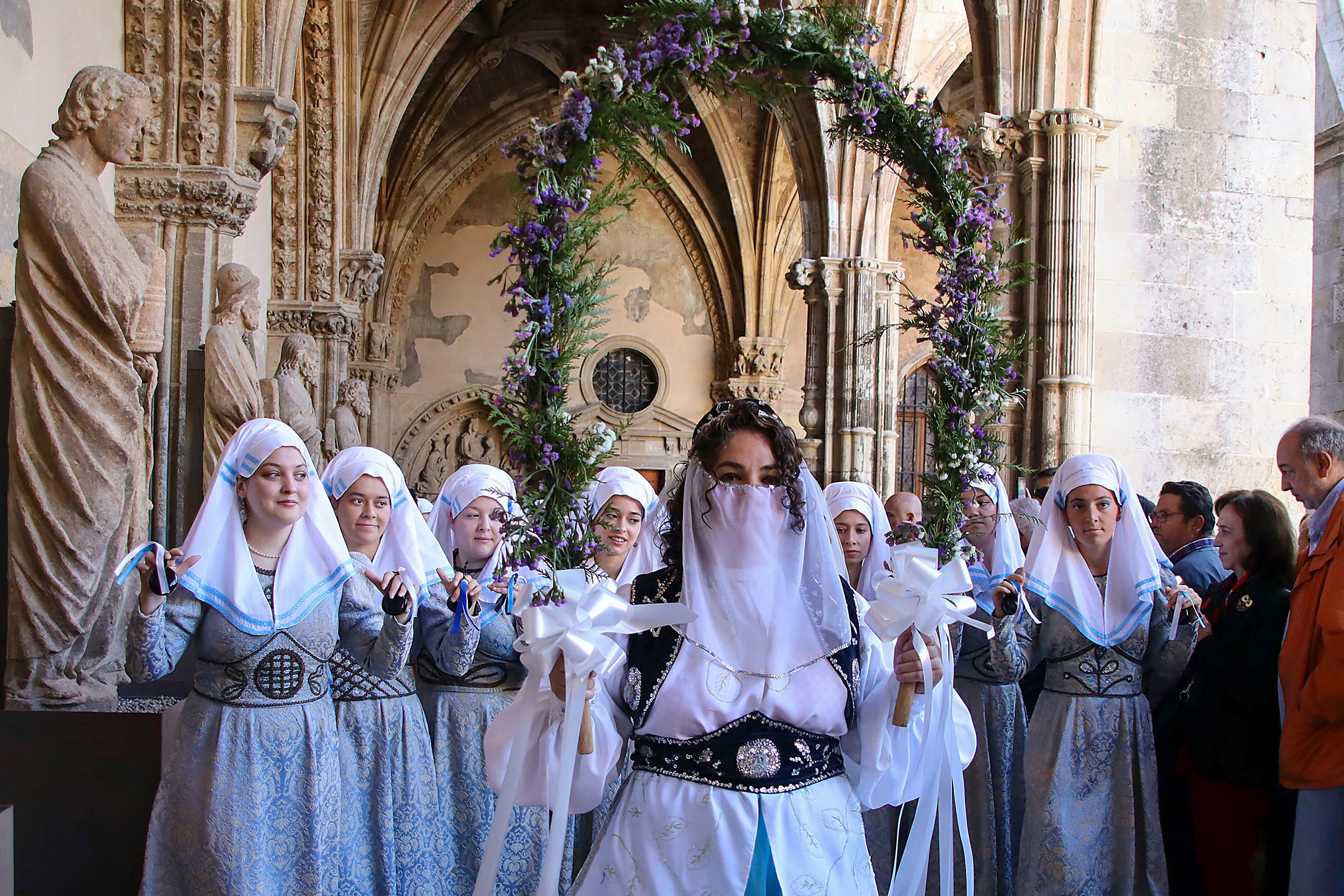 LEON, 02/10/2022.- Desfile durante la tradicional ceremonia de las Cantaderas, este domingo, en el claustro de la catedral de León. EFE/ J. Casares