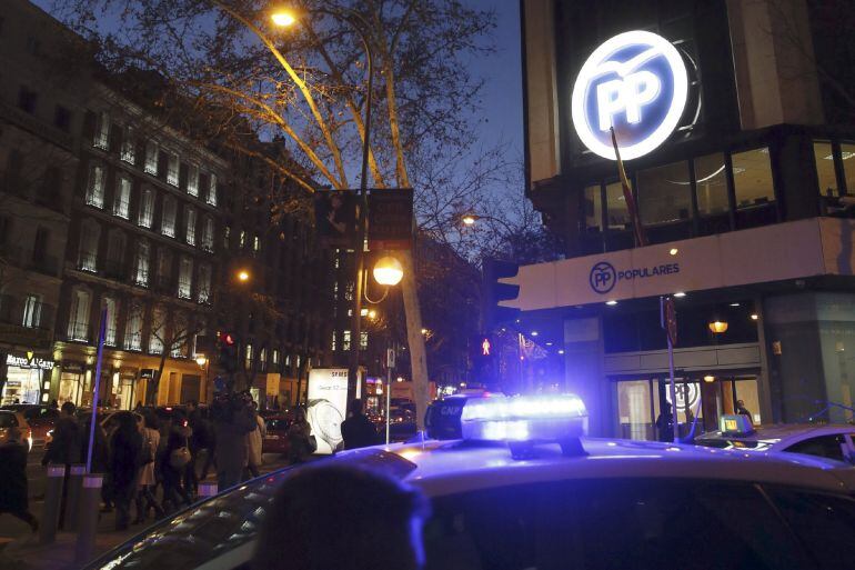 Fachada de la sede del Partido Popular en la calle Genova después de que el juez de la Audiencia Nacional Eloy Velasco haya ordenado cinco registros para investigar posibles pagos del empresario Javier López Madrid al PP madrileño, entre ellos el del desp