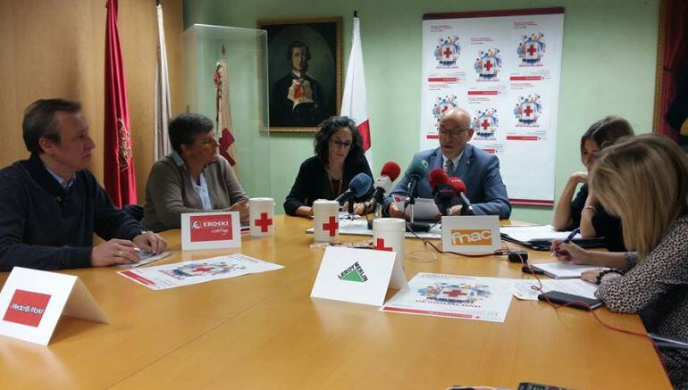 El Día de la Banderita suma este año una nueva manera de colaboración con la adquisición de la “pulsera solidaria de Cruz Roja”