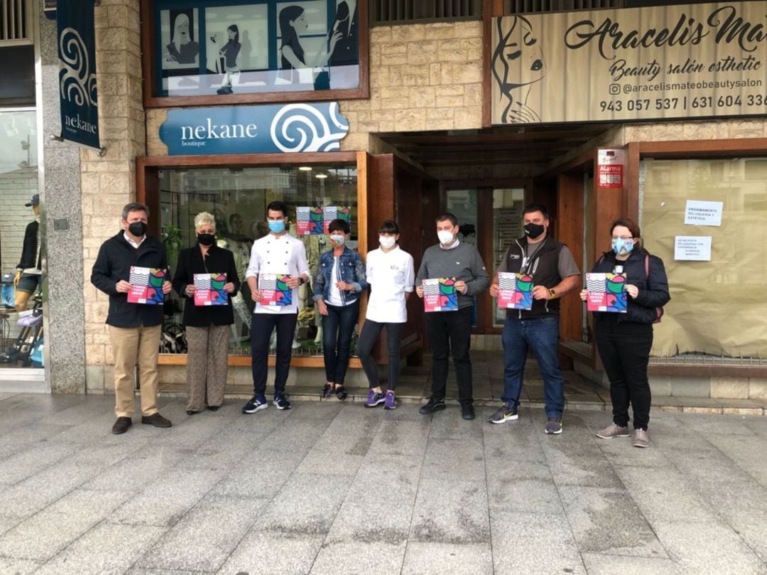 Algunos de los comerciantes de la asociación junto con el alcalde de la ciudad, Jose Antonio Santano en la rueda de prensa
