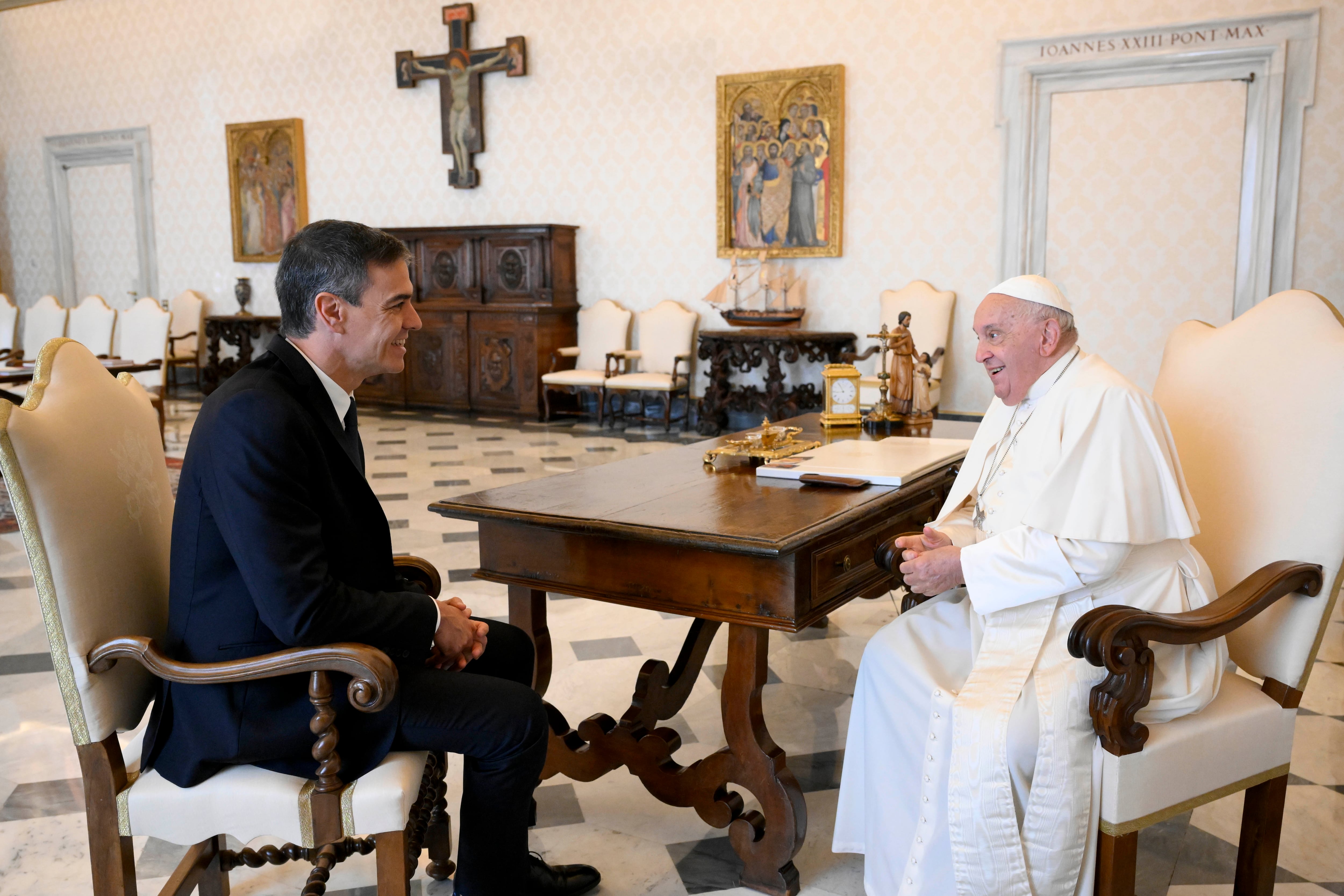 El papa Francisco y el presidente del Gobierno, Pedro Sánchez, durante su encuentro este viernes en el Vaticano.