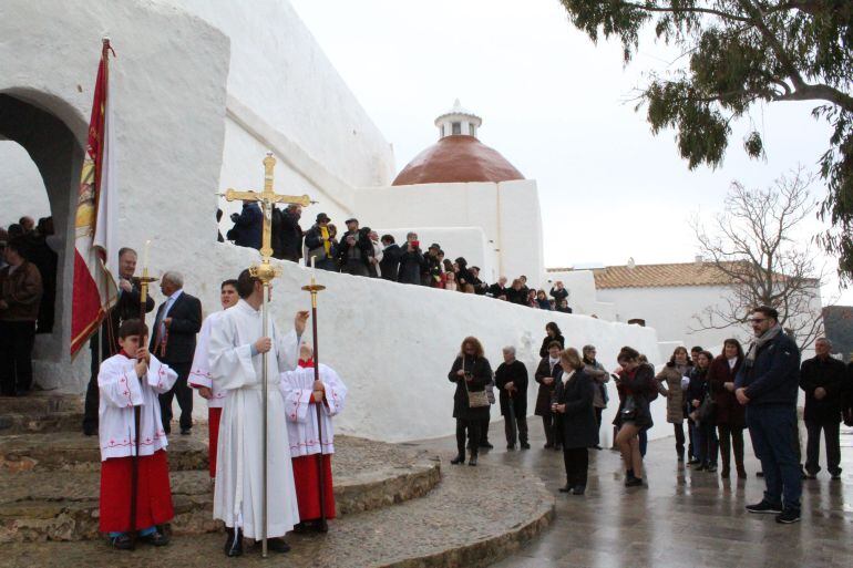 Una imagen a la salida de la misa