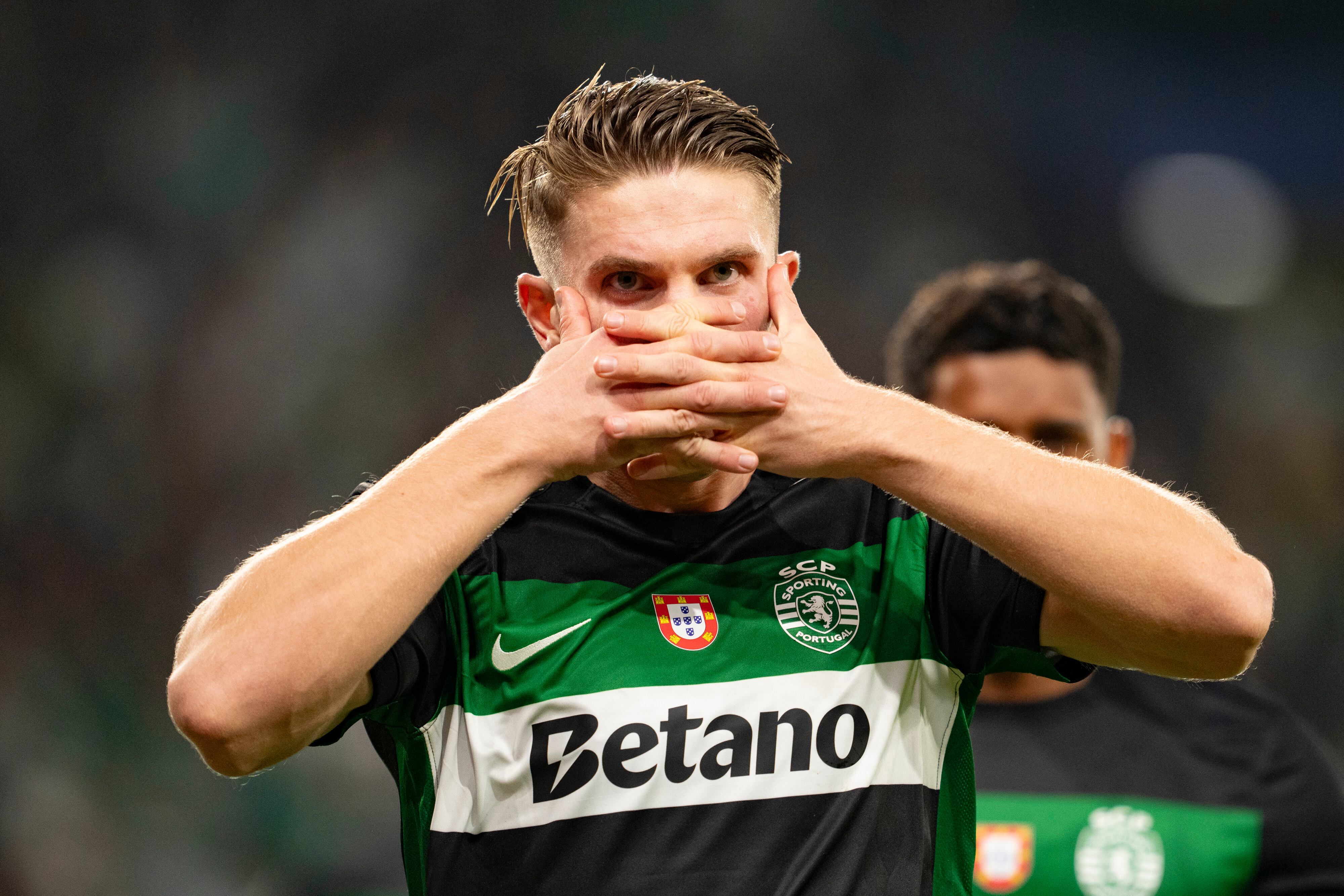 Viktor Gyökeres celebra un gol ante el Manchester City