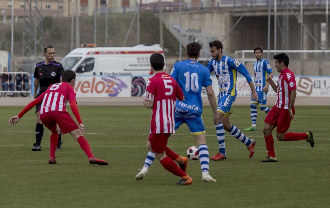 Un lance de juego del pasado encuentro entre la Arandina y el Tordesillas en El Montecillo.