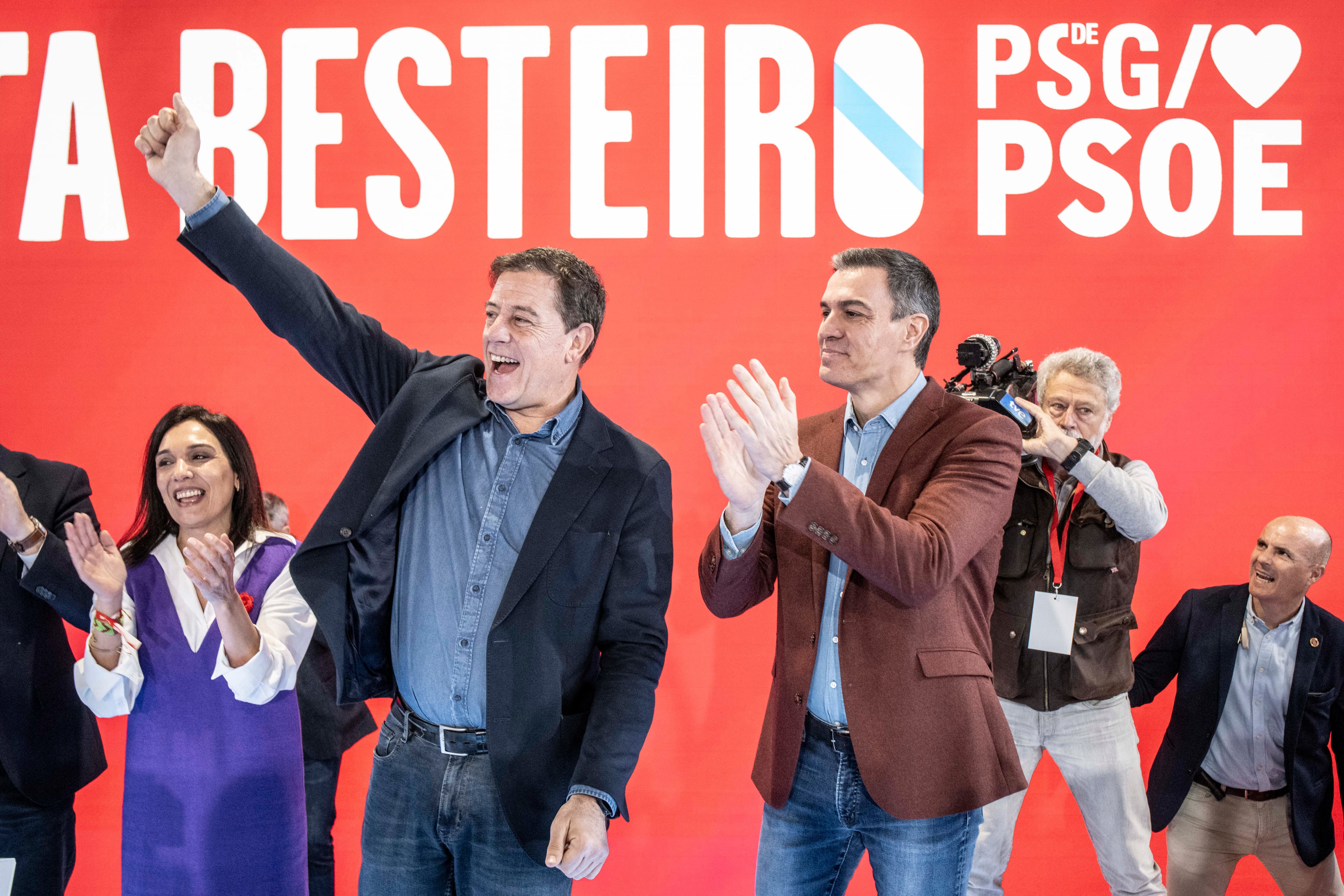 El secretario general del PSOE y presidente del Gobierno, Pedro Sánchez, acompaña al candidato a la Presidencia de la Xunta, José Ramón Gómez Besteiro.